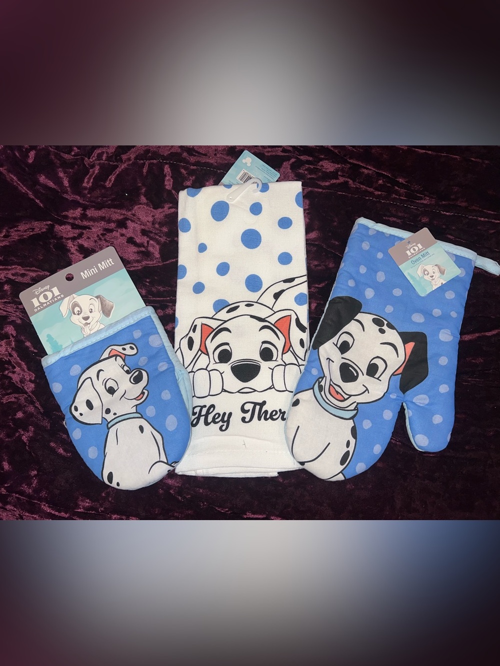 Disney 101
Dalmatians hand towel pot holder and oven mitt set